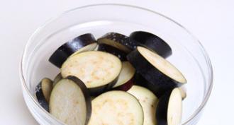 Zucchini och aubergine bakade i skivor i ugnen