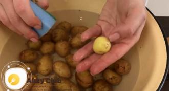 Si të zieni shijshëm patatet e qëruara